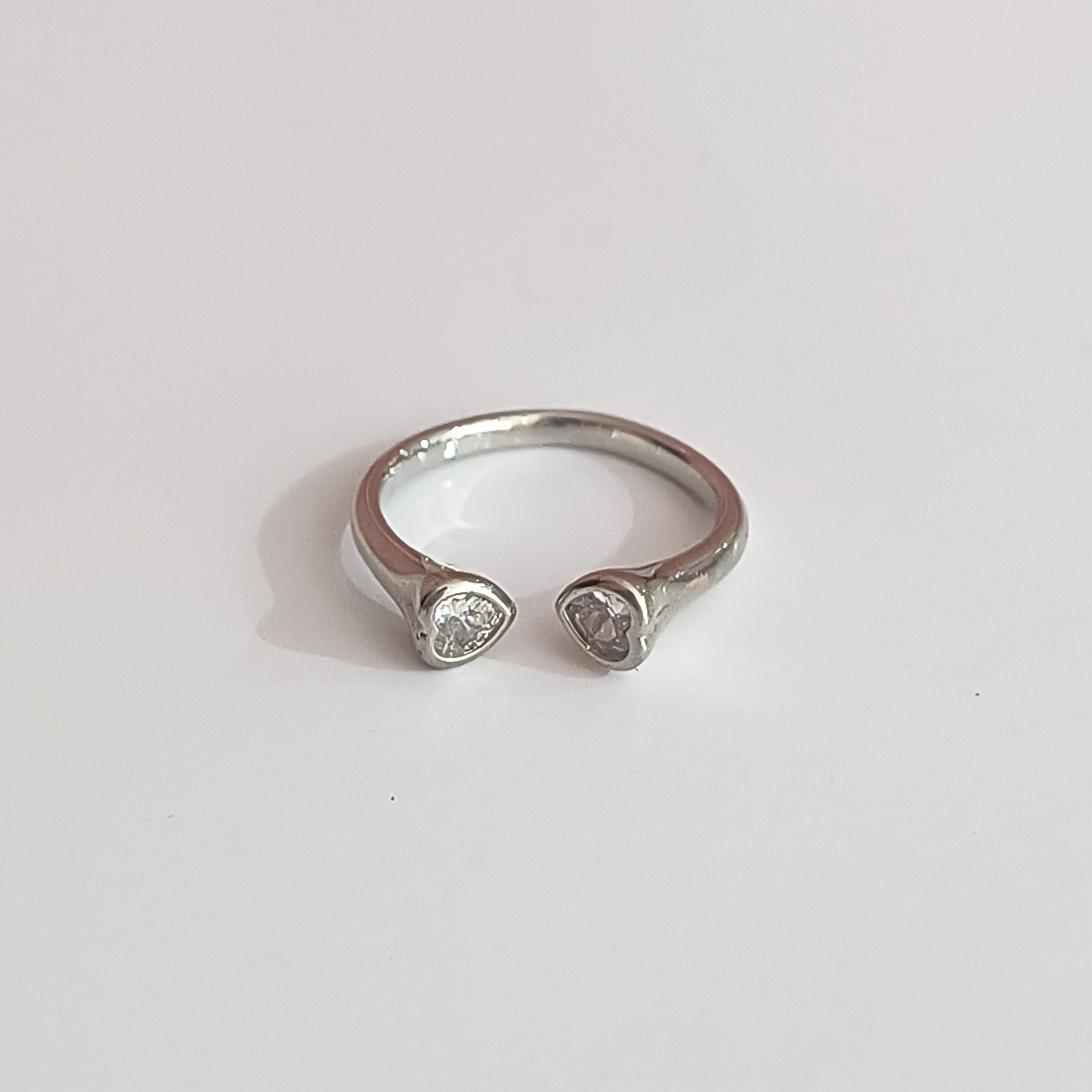 Anillo con corazones de piedras